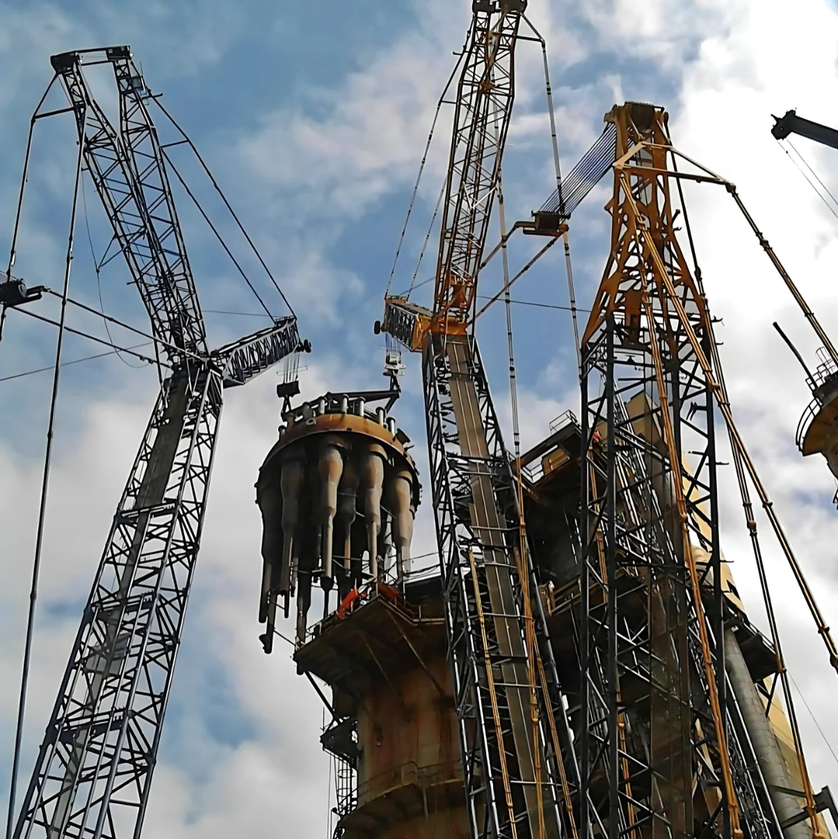 Múltiples grúas en proyecto complejo